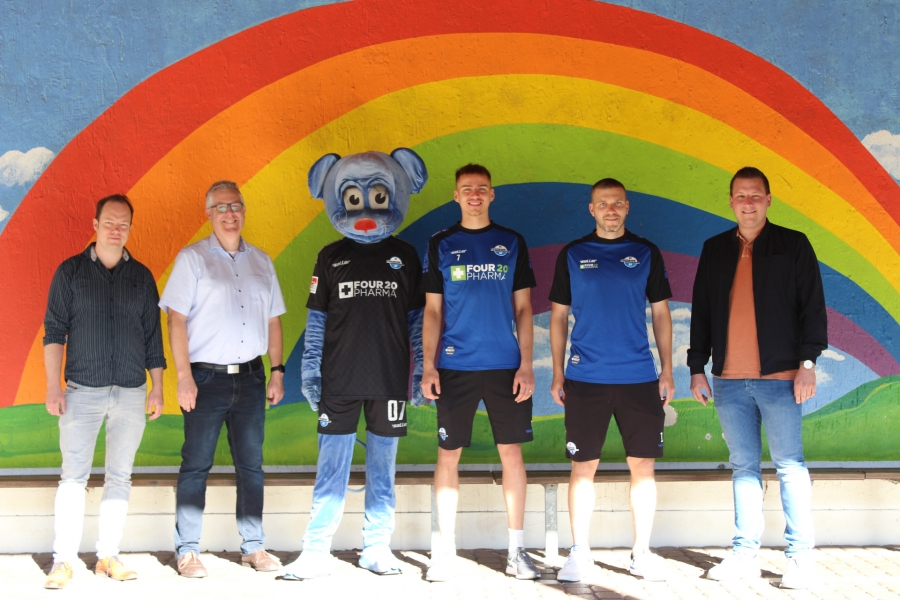 Auf dem Bild zu sehen sind v.l.n.r.: Arne Schubert (Koordinator Stadtradeln der Stadt Paderborn), Jürgen Frerich (Schulleiter Grundschule Overberg-Dom), Maskottchen Holli, die SCP-Profis Filip Bilbija und Robert Leipertz, Florian Dickgreber (Koordinator Stadtradeln des Kreises Paderborn) © SC Paderborn 07